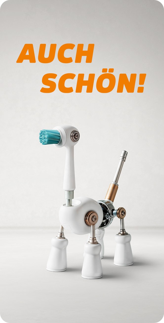 Eine hundeähnliche Figur aus Haushaltsgegenständen, darunter eine Zahnbürste als Kopf und Tassen als Beine, steht unter der fetten orangefarbenen Aufschrift AUCH SCHÖN! - eine verspielte Produktkampagne für Minitec Werkerasitsenzsysteme auf einem schlichten Hintergrund.