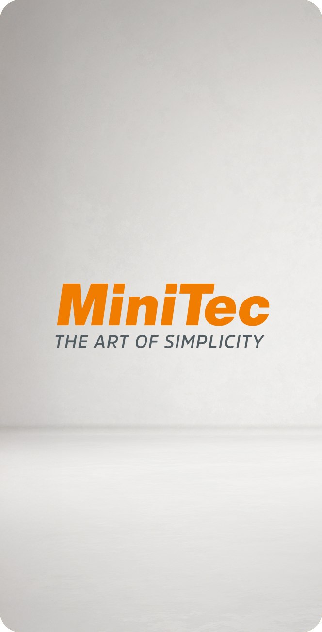 Eine minimalistische Grafik mit dem Schriftzug MiniTec in fetten orangefarbenen Buchstaben und darunter THE ART OF SIMPLICITY in Grau vor einem schlichten hellgrauen Hintergrund hebt die Produktkampagne für Minitec Werkerasitsenzsysteme hervor.